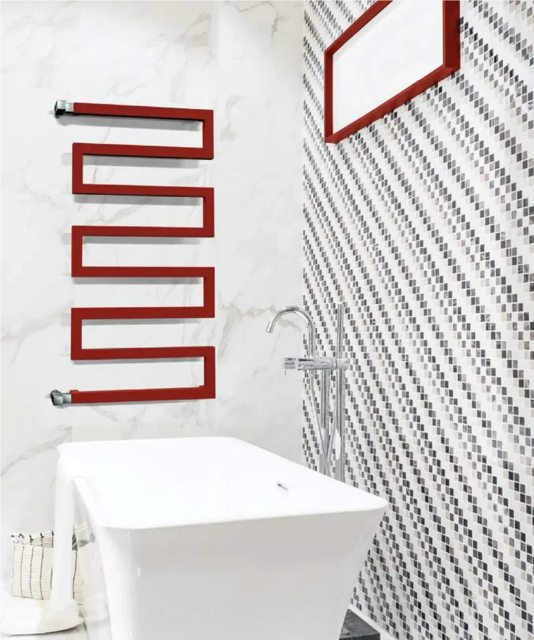 Serpentine radijator sušač na zidu pogled 4