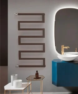 Serpentine radijator sušač na zidu pogled 3