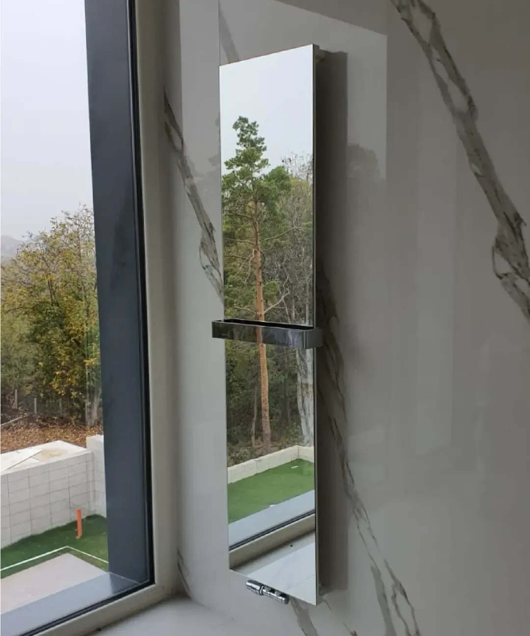 Nova Glass dizajnerski radijator u prostoru pogled 2