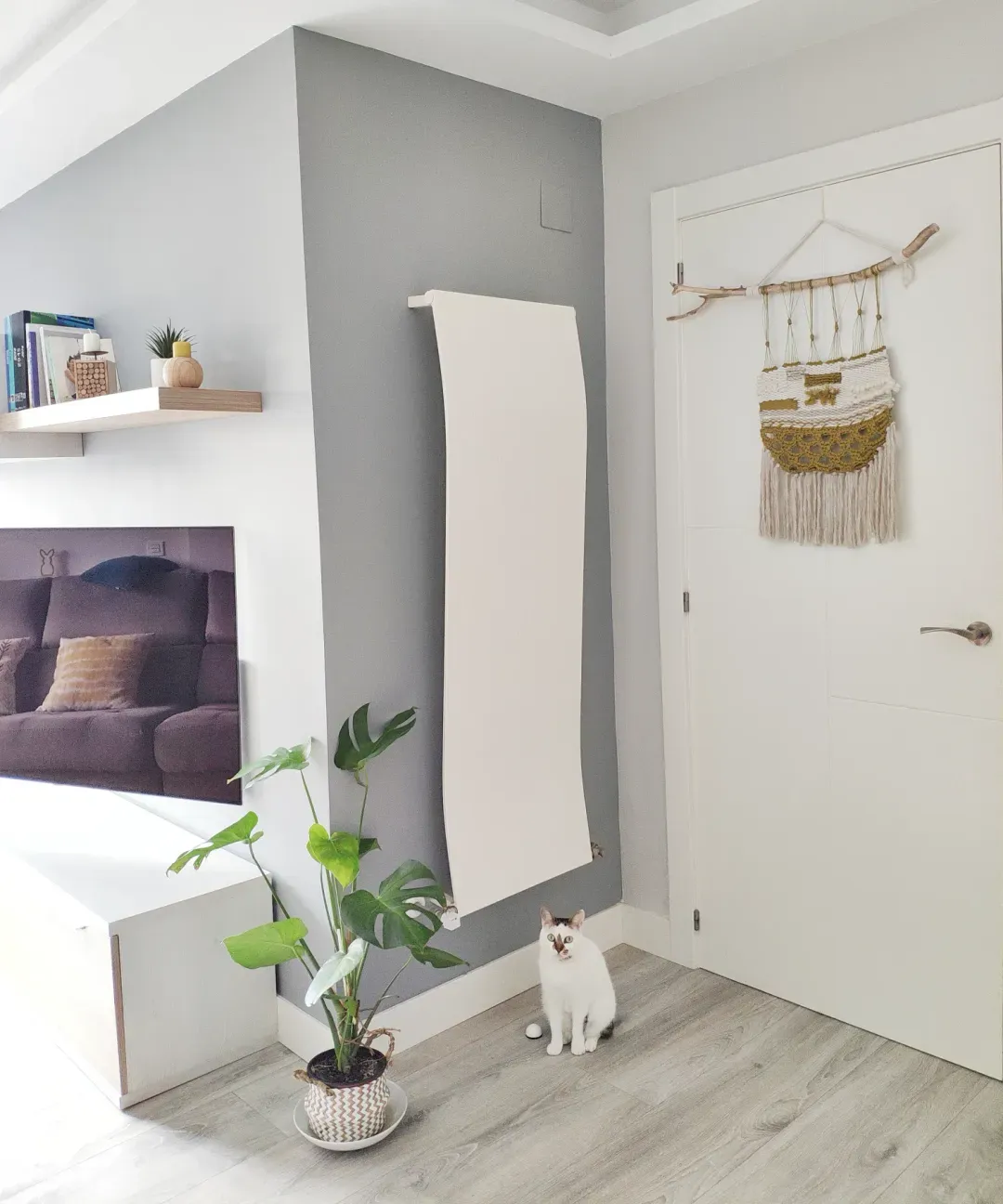 Wave dizajnerski radijator u prostoru pogled 2