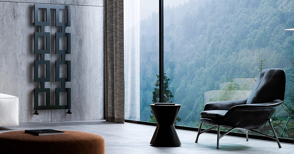 Radijator na zidu u sobi sa pogledom na prirodu