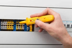 Čovek provera električne instalacije radi sprečavanja greške pri ugradnji radijatora.