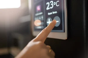 Podešavanje temperature na pametnom termostatu za električni sušač peškira, koji omogućava preciznu kontrolu grejanja i potrošnje energije u kupatilu.
