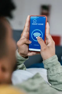 Upravljanje radijatorima na struju putem smart home aplikacije na mobilnom telefonu.